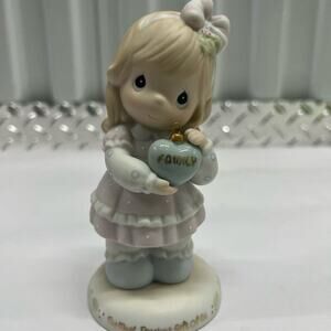 PRECIOUS MOMENT FIGURINE GIRL WITH HEART‎ PEACE ON EARTH